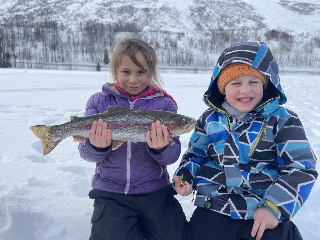 Previsão de mordidas no gelo e orientações para pesca no gelo no inverno